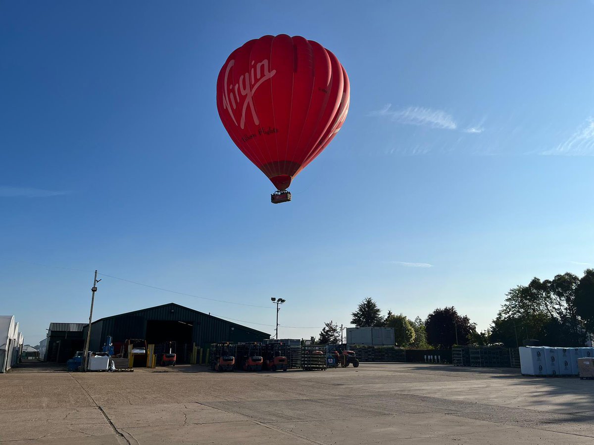 Flying picnic basket spotted over the yard this morning 🎈!!