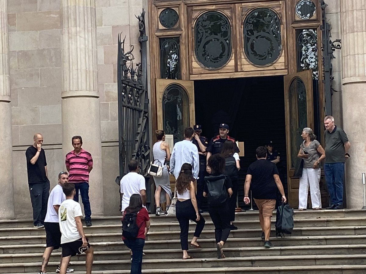 epaluzie's tweet photo. Avui, darrer dia de judici de Francesc Colomines, @ErikAbsolucio i Oleksandr, a qui demanen 7, 7 i 14 anys de presó respectivament per les protestes post-sentència del judici #1O #IndependènciaÉsLlibertat #Acusem https://t.co/pPOi4y05h4