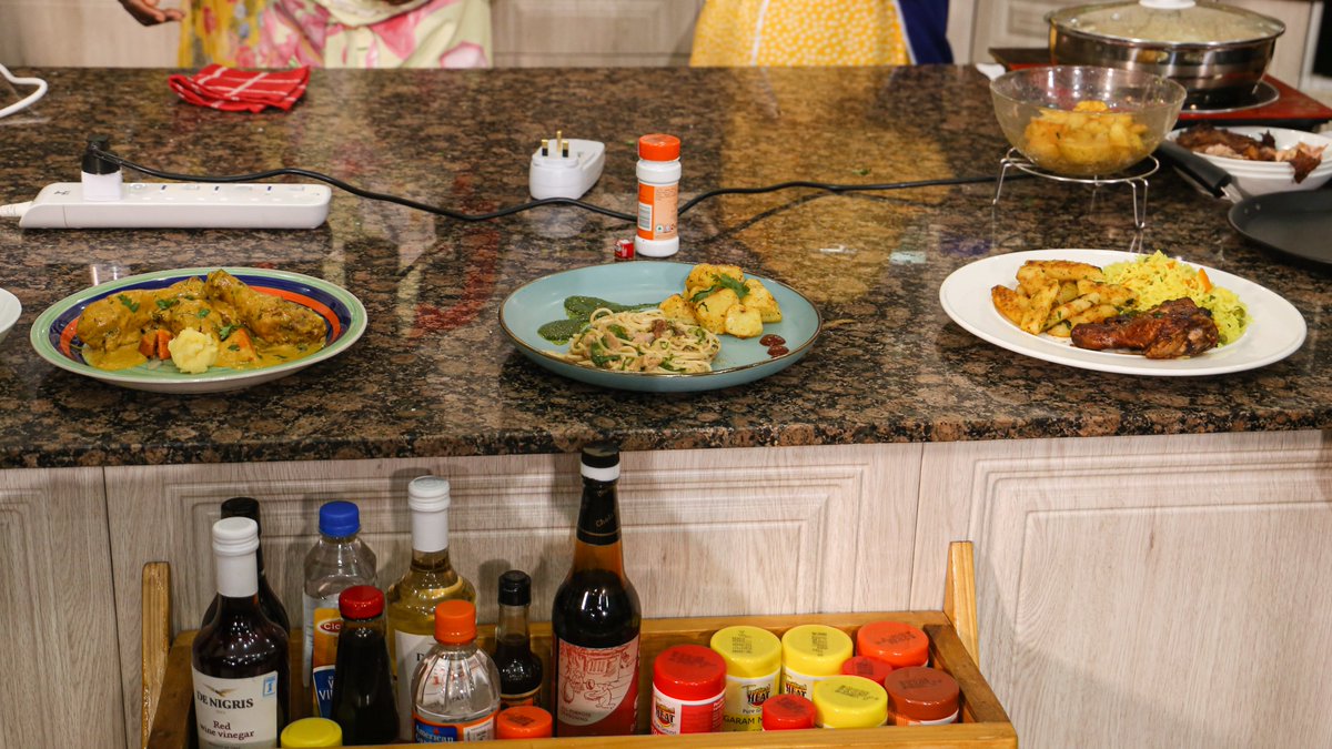 PikaNaPower's tweet photo. 4/ Chelal prepared pasta alfredo with spicy potatoes and spinach Pesto sauce. At the same time, Kulavi made chicken coconut curry and mashed potatoes served with vegetable soup; Anziya, on the other hand, cooked vegetable rice, barbecue chicken, and potato wedges. https://t.co/T1Y7WjebNj