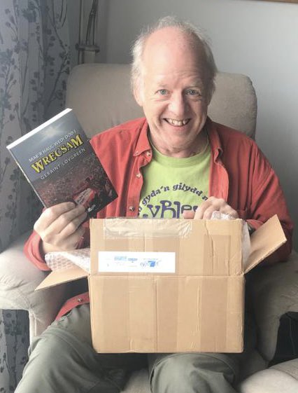 Hwre, drychwch be ma’r postmon newydd ddod i fi…