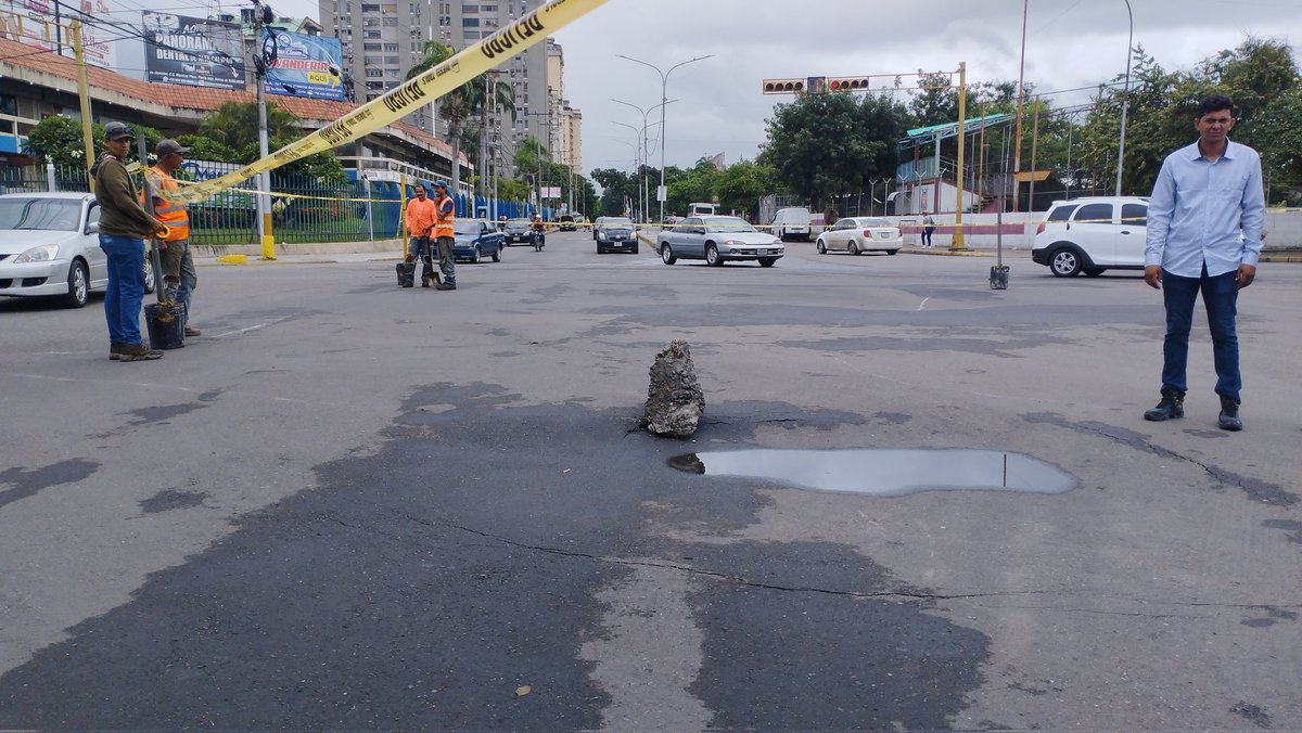 hernan_comunik's tweet photo. #AlMomento | Se abrió nuevamente un hueco en la esquina entre Av. Aragua y Bermúdez, a la altura del Maracay Plaza.

Personal de la alcaldía y funcionarios de la Policía Municipal se encuentran en el lugar acordonando la zona.

Tomar previsiones ⚠️.

#Reporte #Maracay #Aragua https://t.co/vHhYRNMvDh