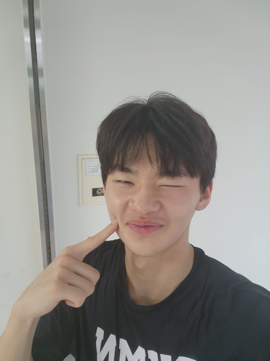 zzangseidae's tweet photo. 성대소녀가 받아다준 쫑하랑 성욱이 볼콕!!
성욱이 왼쪽 윙크 못한대요🫳🫳

#박종하 #강성욱 https://t.co/c8sx4EXFaO