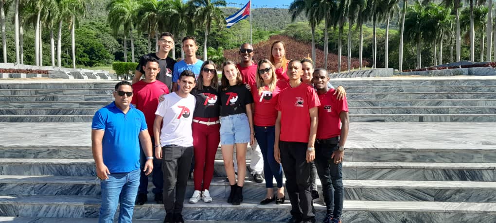 Del #Moncada hasta el majestuoso Mausoleo del Segundo Frente Oriental Frank País García. Temprano en la mañana, junto a un grupo de jóvenes, rendimos tributo también a los héroes y mártires de la Patria que descansan en este sagrado sitio. #Cuba <a href="/DiazCanelB/">Miguel Díaz-Canel Bermúdez</a> <a href="/DrRobertoMOjeda/">Dr. Roberto Morales Ojeda</a>