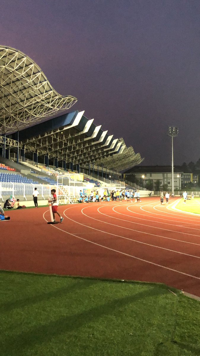 Setelah 2 hari vakum,hari ini balik ke lapangan. Hari ini memberanikan diri tanya ke salah satu mba2, karna sering liat mereka di lapangan kayaknya mereka komunitas. Bener aja, mereka Tng Runners (Tangerang Runners). Hari ini perdana ikut latihan mereka, wish me luck!