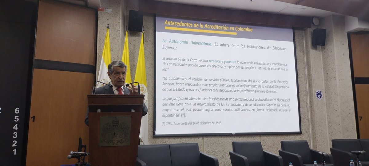 CNA_AcreditaCol's tweet photo. El Dr. Iván Enrique Ramos, Consejero del #CNA, comparte reflexiones sobre la autonomía universitaria, los objetivos de la #acreditación en Alta Calidad y la dinámica del mejoramiento continuo. #EncuentroRegionalCNA https://t.co/eXYQfbeyLX
