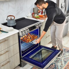 LG_PG_Columbia's tweet photo. The grill has enough on its grate. Let your #LGRange’s built-in air fry handle the wings. 🍗👨‍🍳 #HostHack #BBQ #LGUS #LGFam @LGUS https://t.co/DSIJzdAMYi