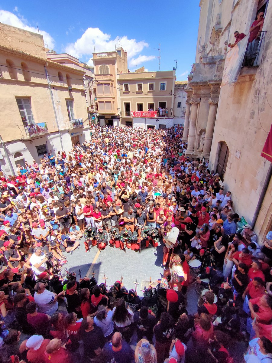 alexbarrera_PP's tweet photo. Cercavila i versos de @DiablesVendrell. Hem sortit una mica escaldats 😆😝😎
Visca Santa Anna!
#FMVendrell #fmvendrell2023 https://t.co/eztLfMb1UT