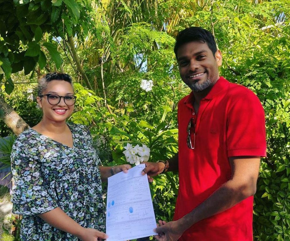 HusenAmr's tweet photo. ގދ ރަފަންދޫ ކައުންސިލް ނައިބު ރައީސް އަމާނީ ޑިމޮކްރެޓްސް އާ ގުޅިއްޖެ. ރަތަފަންދޫ ކައުންސިލްގެ މެޖޯރިޓީ އެމްޑީޕީ އަށް ގެއްލިއްޖެ. މަރުހަބާ @AmarnieMueen 
#WeTheDemocrats https://t.co/zWIVZVCLBH