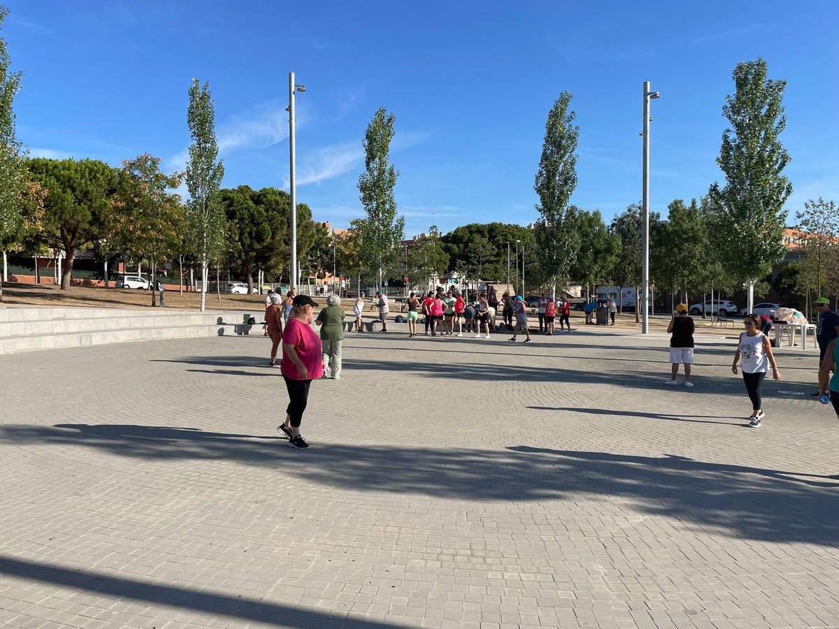 JordiSeguer's tweet photo. Hem recordat que molta de la nostra gent gran fa activitat esportiva a l'aire lliure al Sot d'en Barriques a ple sol amb els riscos que comporta o la nova piscina descoberta municipal #Parets gairebé no té ombres.
#Propostes #AraParetspelCanvi #MilloremParets https://t.co/gA5JM2NdED