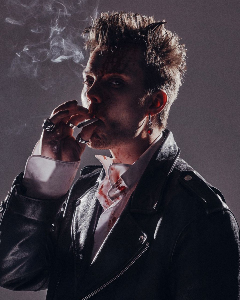 я живу, меня из крайности в крайность бросает,
я наблюдаю как она танцует босая
на моем изувеченном теле.