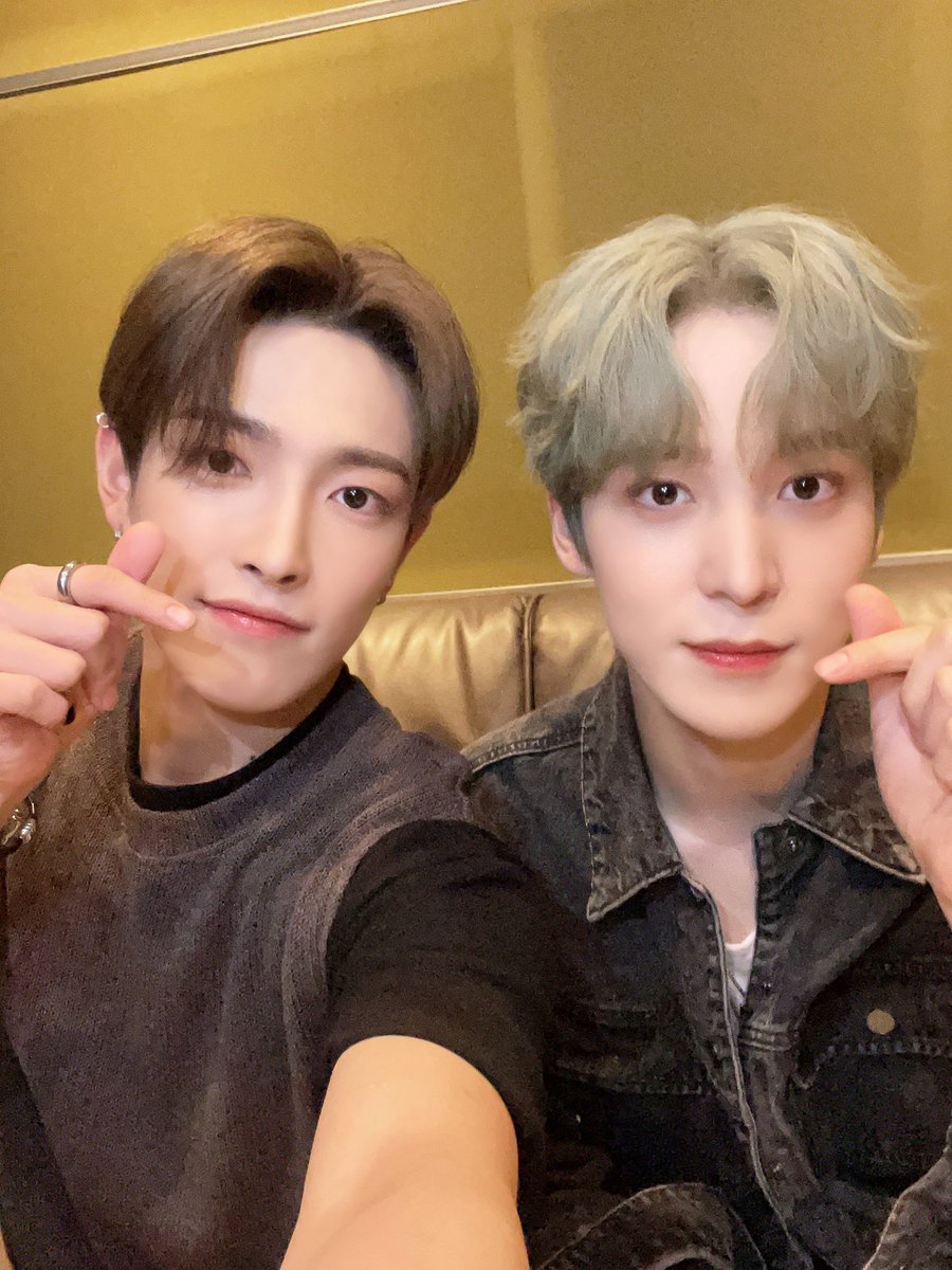 ATEEZofficial's tweet photo. [📷] '아이돌라디오' 홍중,윤호 DJ Behind Photo 
⠀
바다처럼 넓은 돌랑티니의 사랑에
행복한 아돌라 항해 중인 댕쭝디!💙
오늘도 많이 많이 고맙고 사랑해요🥰
⠀
#아이돌라디오 #ATEEZ #에이티즈 https://t.co/oehW1tHZRw