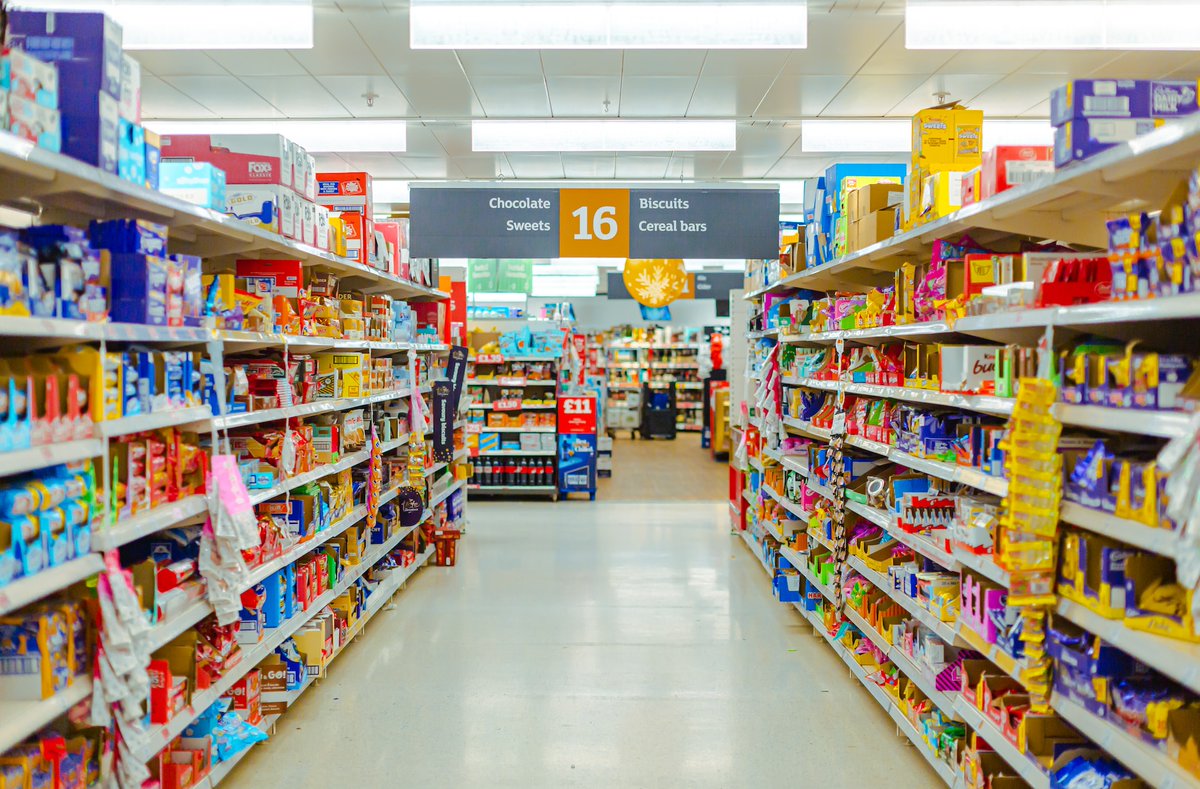UoB_Business's tweet photo. After coming under fire, supermarkets have denied profiteering from rising food costs🍞🍎🧀

But is there any sign of prices falling?

Dr Sarah Montano and Dr @Incitoralmanson discuss inflation, supermarket responses, and useful tips to keep costs down.
➡️ https://t.co/yu1ZJcZAp9 https://t.co/ONdNZEQ9CM