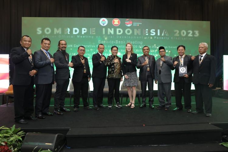 ASEAN Village Network akan Tingkatkan Kesejahteraan Masyarakat Desa
#AseanVillageNetwork
<a href="/jokowi/">Joko Widodo</a> 
<a href="/halimiskandarnu/">ABDUL HALIM ISKANDAR</a>
@Kemendespdtt
<a href="/malik_haramain/">malikharamain</a>
<a href="/imansyukri/">Iman Sukri</a>
<a href="/taufikmadjid71/">IG : taufik.madjid</a>
@yusradaridesa 
<a href="/azzameldzikrie/">#SantriIndonesia</a> 
<a href="/tppkemendes/">TPP KEMENDES</a>
<a href="/tpp_provKalsel/">tpp.provinsi_kalsel</a>