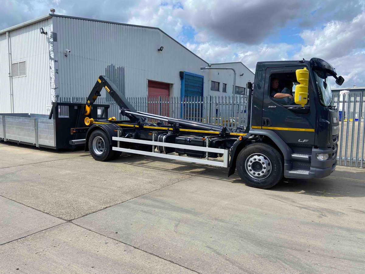 The Harsh HH18 hookloader with rear container locking and a low-profile modular design. 

#Harsh #Hookloader #DAF