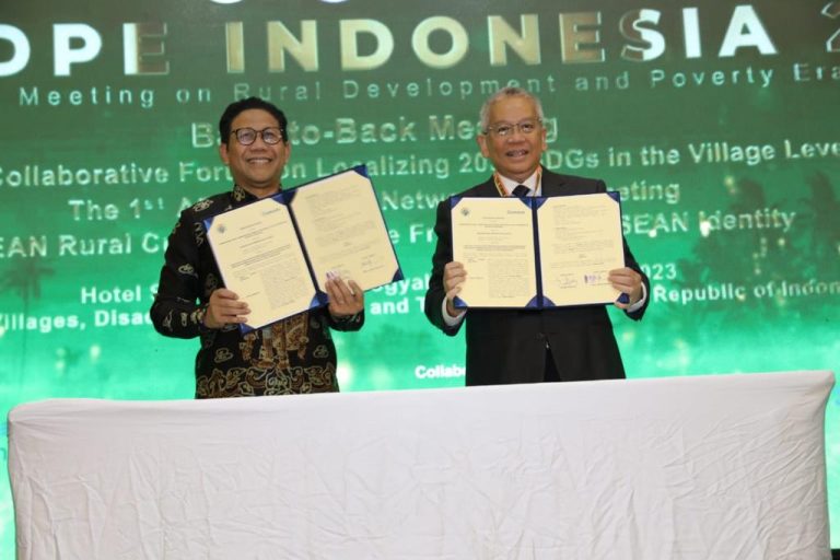 Asean Village Network memperkuat Desa menghadapi masalah dibidang ekonomi, sosial dan lingkungan.
#AseanVillageNetwork 
<a href="/jokowi/">Joko Widodo</a> 
<a href="/halimiskandarnu/">ABDUL HALIM ISKANDAR</a> 
@kemendespdtt 
<a href="/malik_haramain/">malikharamain</a> 
<a href="/imansyukri/">Iman Sukri</a> 
<a href="/taufikmadjid71/">IG : taufik.madjid</a> 
@yusradaridesa 
<a href="/azzameldzikrie/">#SantriIndonesia</a>
<a href="/tppkemendes/">TPP KEMENDES</a>