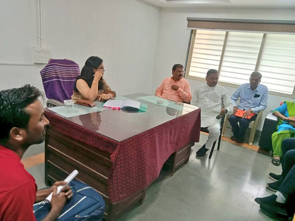 CollectorArv's tweet photo. મેઘરજ મામલતદાર કચેરીમાં "તાલુકા સ્વાગત" કાર્યક્રમમાં ધારાસભ્યશ્રી,મામલતદારશ્રી હાજરીમાં અરજદારોના પ્રશ્નોને પ્રત્યક્ષ સાંભળી તેમનાં પ્રશ્નોને સંબંધિત અધિકારીઓ સાથે વિગતવાર માહિતી મેળવી હકારાત્મક રીતે તેમના પ્રશ્નોનુ ઝડપથી નિરાકરણ લાવવા માટે માર્ગદર્શન સહ સુચનો કર્યા.
@CMOGuj https://t.co/gcHV3wGIGw