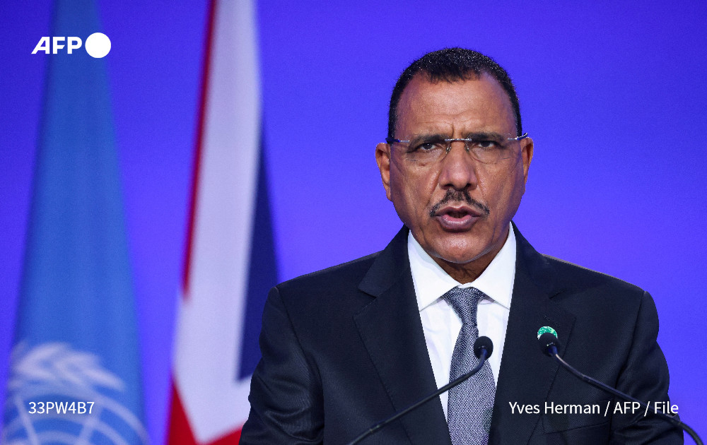 #UPDATE Niger President Mohamed Bazoum is being detained by members of the Presidential Guard, who have been given an "ultimatum" by the army, a source close to Bazoum said on Wednesday.