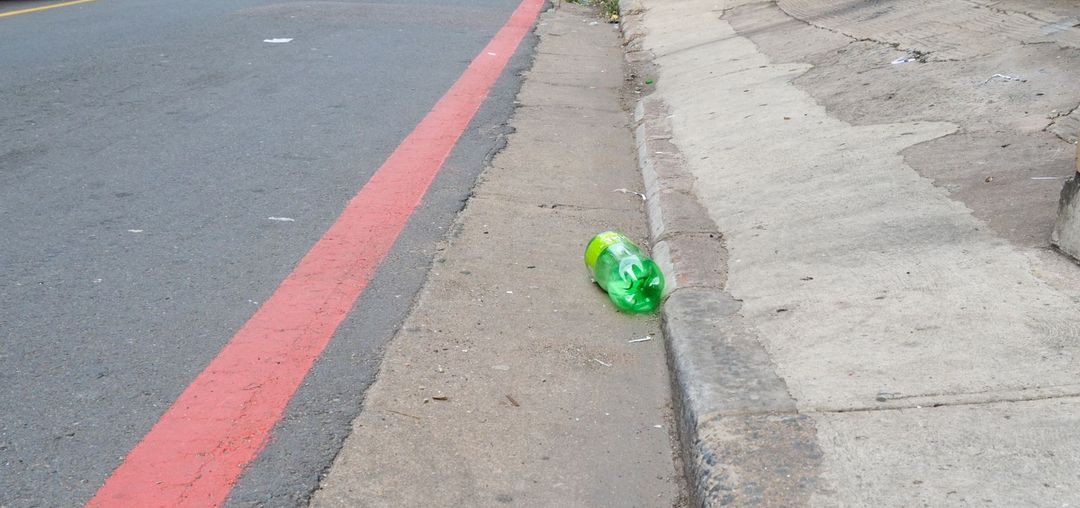 eThekwiniM's tweet image. KEEP ETHEKWINI BEAUTIFUL
Nice car, not so nice habits of its owner and passengers. Throwing litter out of your car window is wrong. Don’t do it. Help us keep eThekwini beautiful by disposing of litter in bins, not on the street.
#DoYourBit
#KeepeThekwiniClean