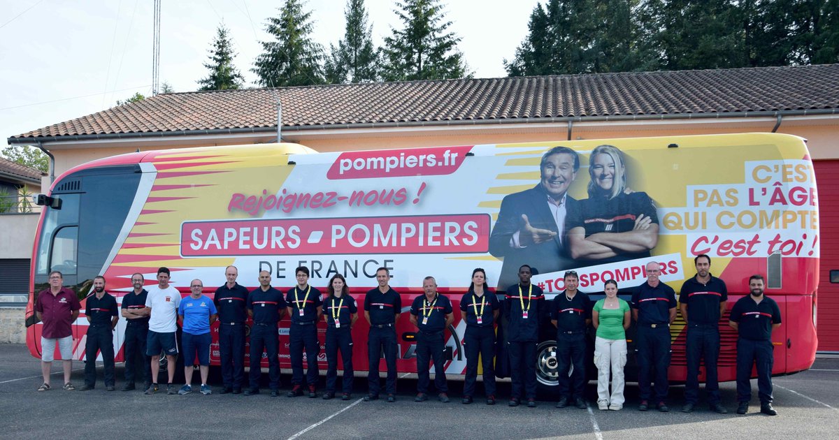 PompiersDuLot's tweet photo. Les @PompiersDuLot ont accueillis le bus des @PompiersFR dans le cadre du Tour de France féminin 2023, le 25-7, à #Luzech (Étape #Cahors - #Rodez).
@LeTour #EricBrocardi #UDSP46 @UdspAude 
https://t.co/A54hHtFZ5d https://t.co/7huefM19mQ