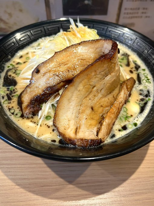 たまに食べたくなるラーメン。
ちょっと辛めだけど

鶏白湯スープ×味噌×黄金唐辛子

辛さがしっかりくるけど、まろやかさもある。そして上のチャーシューがガツン。

結構こういうの食べてると汗滲んでくる。 