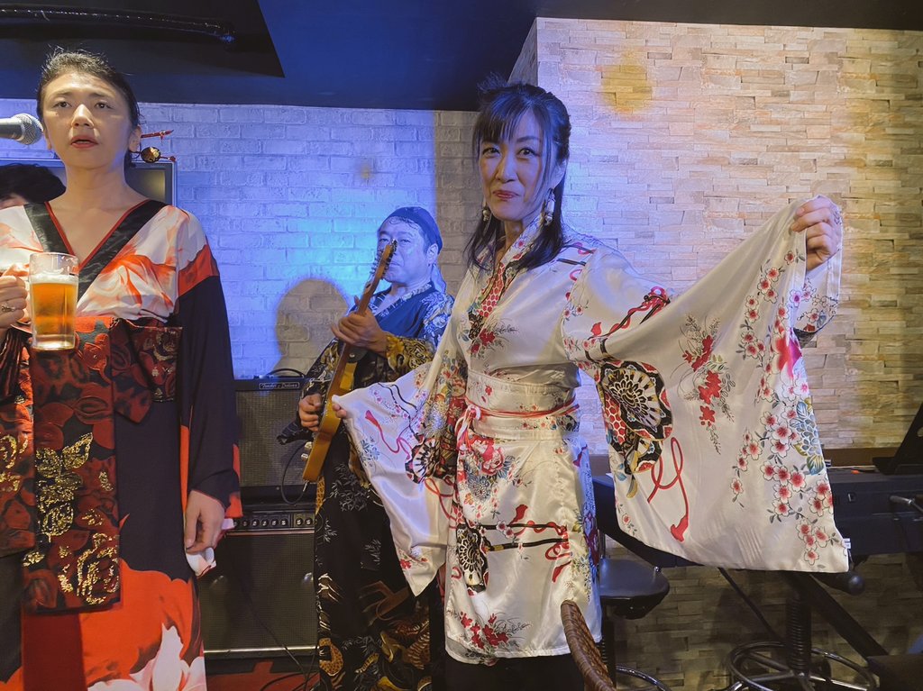 momo_midorino's tweet photo. 映画🎬「春・夏・秋・冬」の撮影でした!Rayバンドのキーボード、春山理香役を演じさせていただきました。
楽しかったです!役の幅が広がった気がします😆
#映画春夏秋冬
#RayBand
写真はSNS、拡散OKとのことで掲載してます。 https://t.co/DsJMzQdLd8