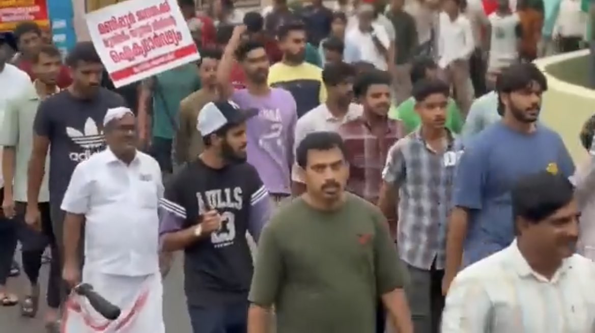 swati_gs's tweet photo. In the name of protesting against violence in Manipur, youth wing of Indian Union Muslim League took out a rally in streets of Kanhangad in Kasaragod district of Kerala yesterday 

The slogans they raised (in Malayalam) - “Will hang you in front of temples and burn you alive”

This party is a Congress ally and was called “completely secular” by Rahul Gandhi