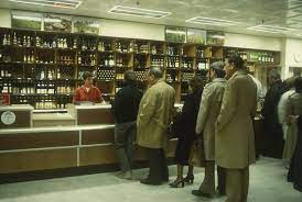 När Sverige var en äkta socialiststat och alla fick ställa sig i kö..

1991 öppnades den första självbetjäningsbutiken på prov. Först  2014 hade alla butiker självbetjäning och så sent som 2001 återinfördes lördagsöppet på samtliga systembolag.
