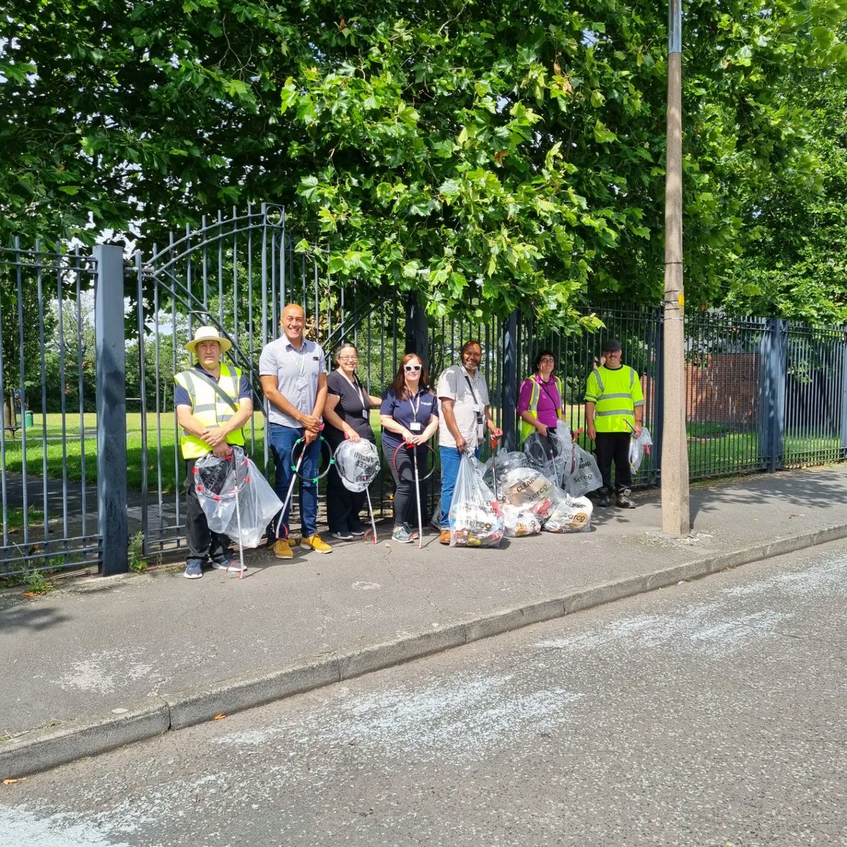Litterwatch1's tweet photo. #sandwellcoronationclean with #volunteers from Sandwell Council's #communities unit.  We met @nsdt_brasshouse on Brasshouse Lane and #litterpicked our way to Lewisham Park.  We removed 15 bags of #litter #partnership #volunteering #volunteers @SercoESUK @sandwellcouncil https://t.co/JLKNbJuTGq