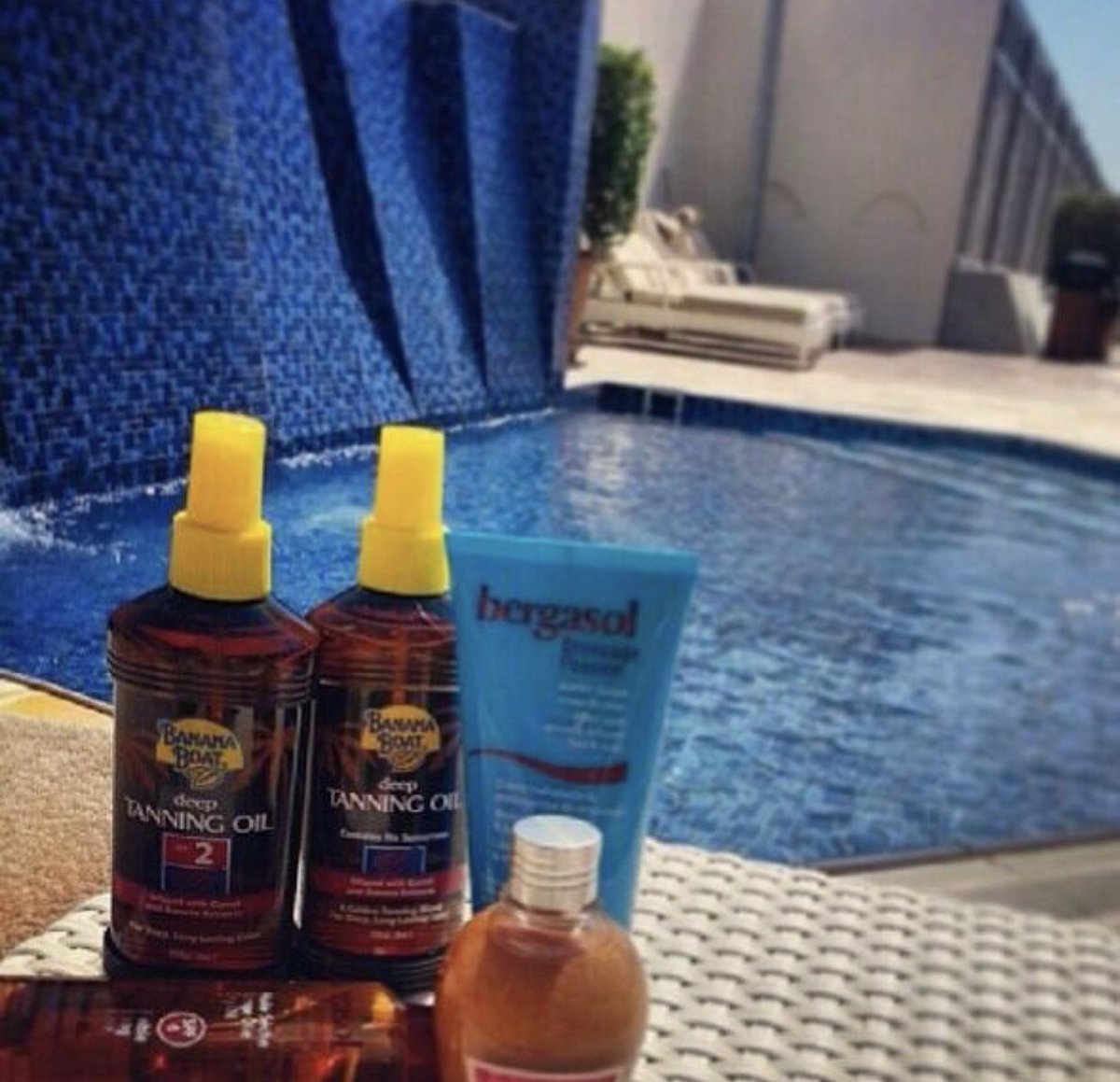 راحت وسوت "تان" في قمة القيض
وجتني وشفت خدودها البيض حمرا

ماهو مكفيها التميز عـن الـبيض
راحت تنافس بالحلا .. كل سمرا 

- ابيات تناسب مرحلة القيض :)