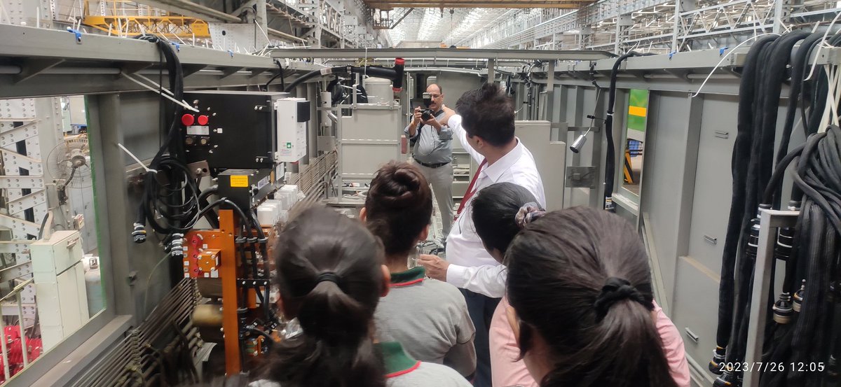 SCWBGN's tweet photo. Sunbeam College https://t.co/zvr6ZDEr1K and https://t.co/LY76vLVKzS students visited BLW in Varanasi, learned about production, management, environment, etc. A great learning experience. #BLWVisit #sunbeamcollegebgn #IndustrialRelations @blwvaranasi #CommerceStudents https://t.co/SJItO6xJqB