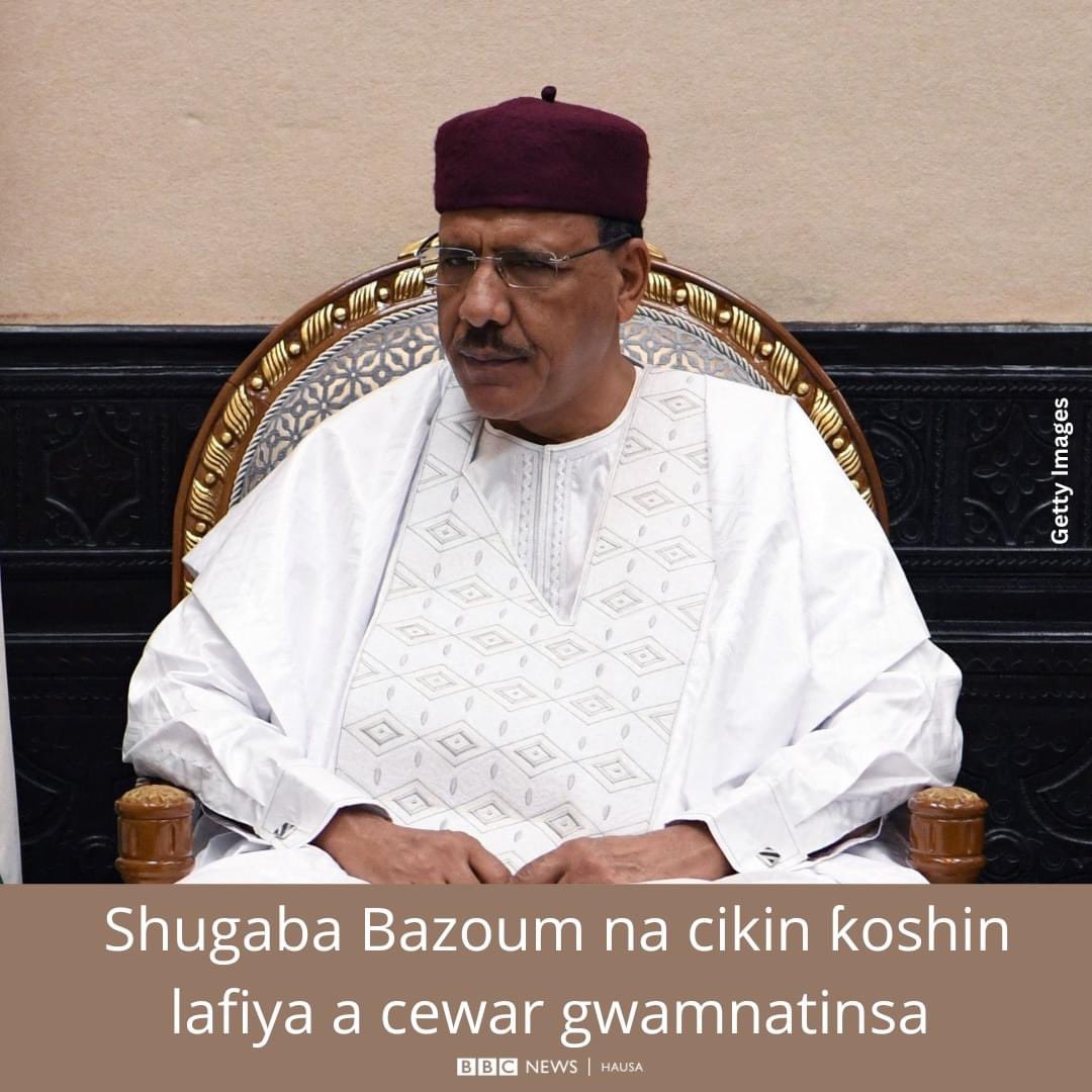 Wata sanarwa daga gwamnatin Nijar, ta ce sojojin ƙasar za su kai wa masu tsaron fadar Bazoum hari idan ba su janye ba. 

Wata majiya na cewa a halin yanzu ana kokarin tattaunawa domin sassanta lamarin.

Hakan duk na faruwa ne bayan masu tsaron fadar sun tare hanyar gidan, lamarin