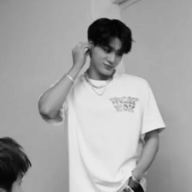 aesxelily's tweet photo. -I HATE YOU BUT I MISS YOU-

"aku jahat ra maaf"
"tpi gimna sma kmu yg blum lupa sma dia?"

LEE JENO AU https://t.co/gFRI85fwEg