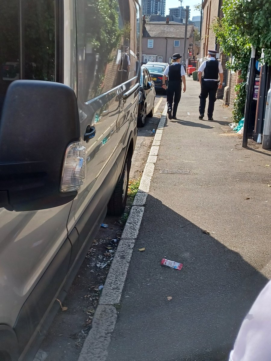 FAIRFIELD SNT, Have been carrying out weapons sweep on the Tamworth estate in conjunction with New Life Christian Centre and local residents.
Thank you for the welcome and the refreshments.
#workingtogether
#localcommunity
<a href="/MPSCroydon/">South Area - Croydon MPS</a>