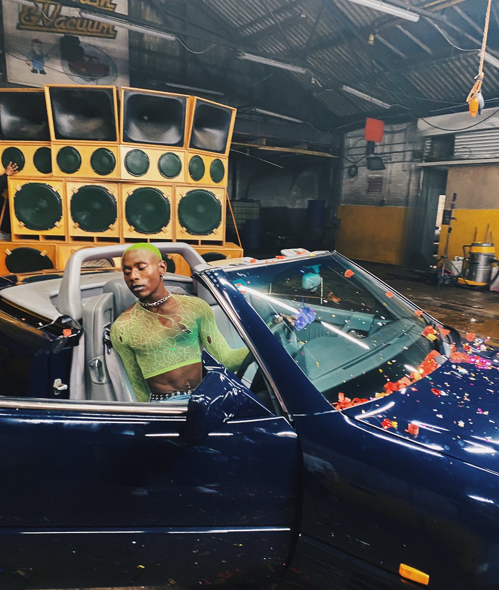 tabooade's tweet photo. Alexa play shut up and drive. 🛞 https://t.co/BHULclepmi
