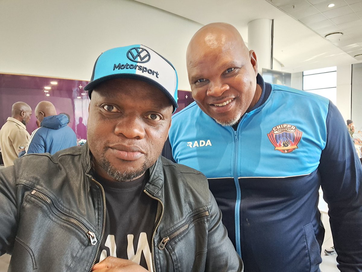 Themba_TT's tweet photo. I just had a selfie moment with my favorite coach @MMammila #Wesho  🤳 . I hope @DavidMogashoa doesn't get to know what we said about him Hahahaha https://t.co/jFkJrZHIAz