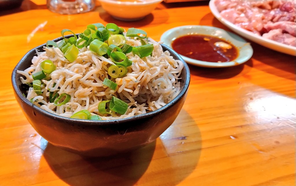 「焼きとん屋さんで筋肉飯ここのお店のしらす多すぎて嬉しすぎる(390円)  」|成田 成哲@筋肉島@ジャンプ＋のイラスト