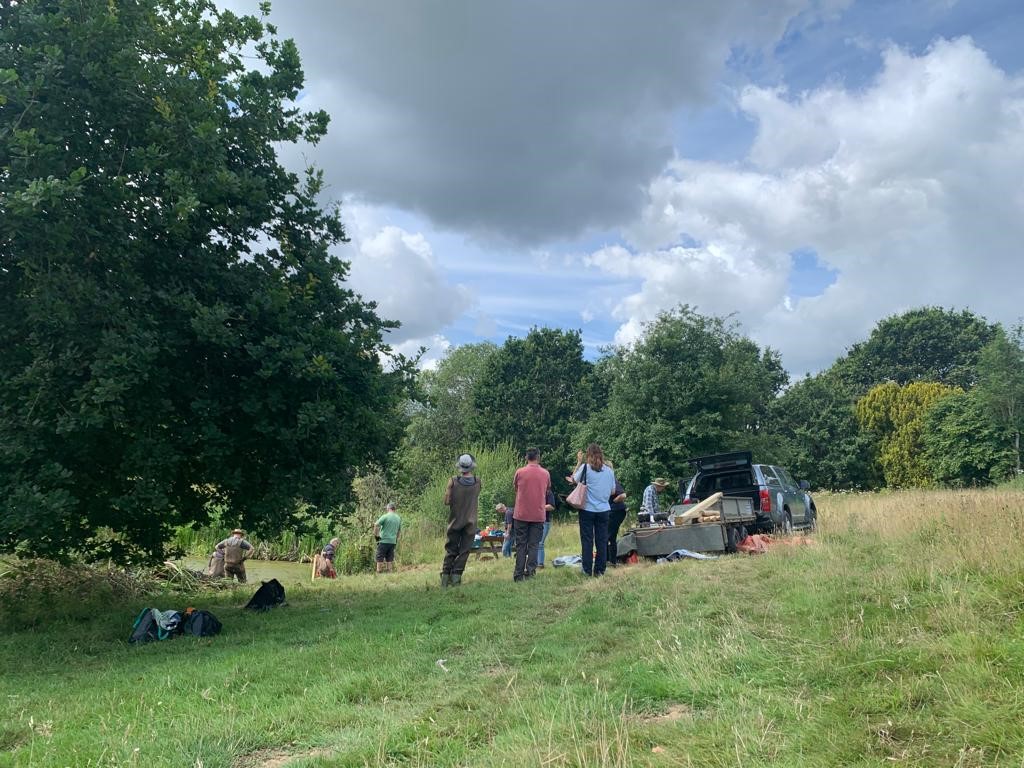 HandsofHopeUK's tweet image. Day 1 of our "3-day Pond-Dipping Platform Build", delivered by Kent High Weald Partnership and supported by our amazing Volunteers. Part of the #NLHF funded Living History Programme. #khwp #natureconnection #beinspired