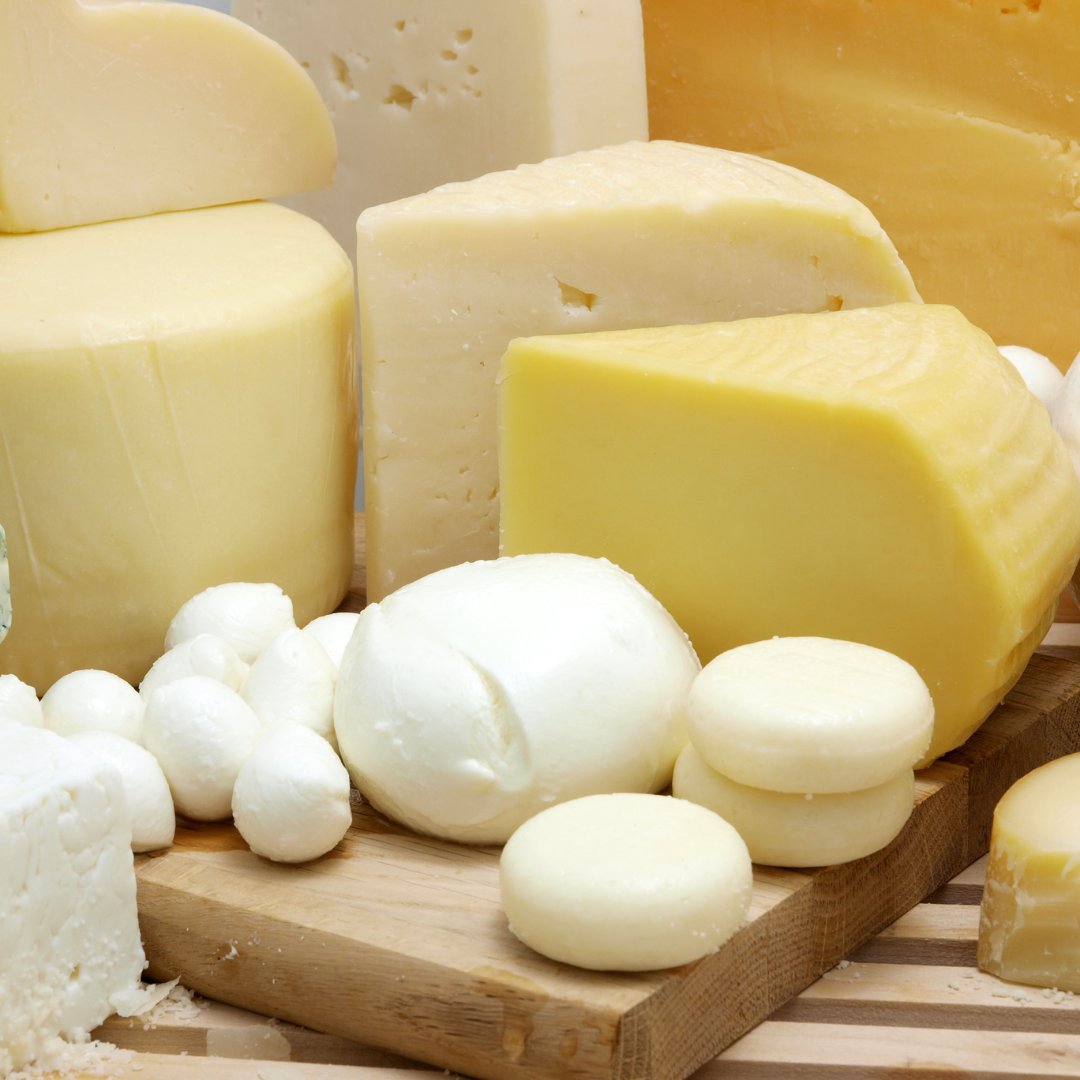 endocrinorosero's tweet photo. Punto para el Queso 😍 🧀

Una reciente publicación analizo 54 estudios prospectivos sobre los efectos del consumo de queso en la salud. 

Encontrando resultados maravillosos:

El consumo de queso reduce : 🤩

1. La Mortalidad por todas las causas
2. La Mortalidad cardiovascular
3. La Enfermedad cardiovascular incidente (ECV)
4. La Enfermedad coronaria (CHD)
5. El Accidente cerebrovascular
6. El Cáncer de mama con receptor de estrógeno negativo (RE)
7. La Diabetes tipo 2
8. Las Fracturas 
9. La Demencia

*El sistema de puntuación NutriGrade se utilizó para evaluar la calidad de la evidencia, e indicó evidencia de calidad moderada para las asociaciones inversas del consumo de queso con todas las causas y mortalidad cardiovascular, CVD incidente, CHD y accidente cerebrovascular. 

En conclusión, La revisión sugiere que el consumo de queso puede tener beneficios para la salud humana. 

Alegría para los que amamos el Queso 

⚠️Al igual que con cualquier recomendación dietética, se deben considerar los factores individuales y los patrones dietéticos generales al tomar decisiones sobre el consumo de queso y su impacto potencial en la salud.

Ref. 
Zhang M, Dong X, Huang Z, et al. Cheese consumption and multiple health outcomes: an umbrella review and updated meta-analysis of prospective studies [published online ahead of print, 2023 Jun 15]. Adv Nutr. 2023;S2161-8313(23)01328-5.