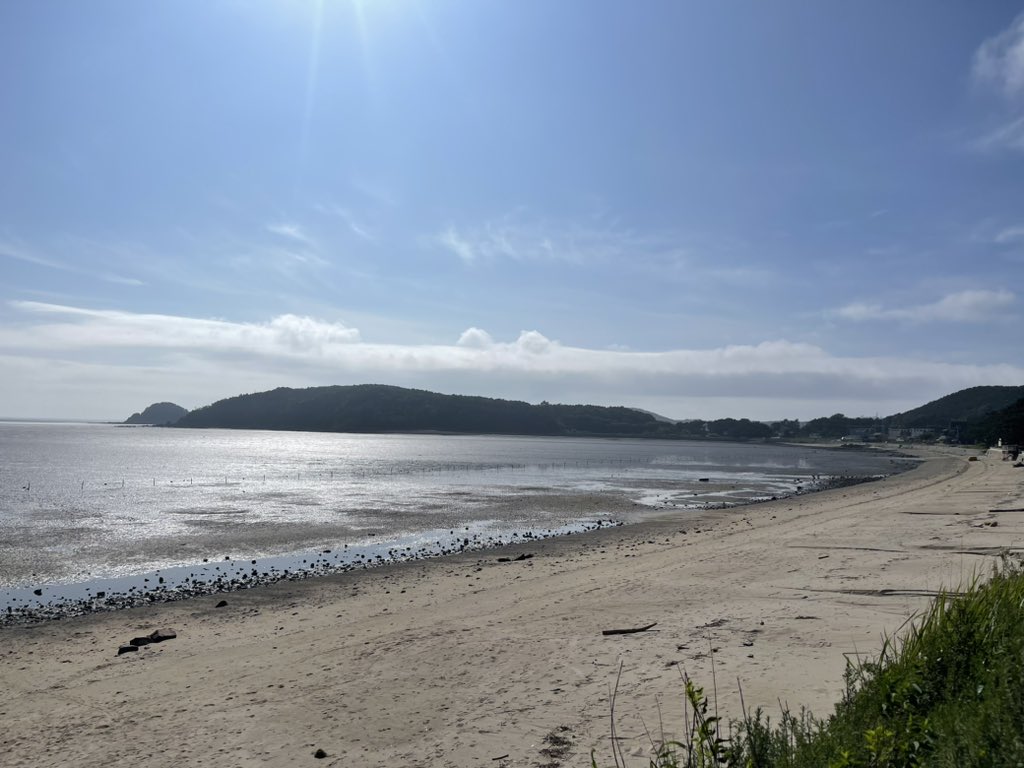 keepkeepon's tweet image. 인천 가서 바다인지 갯벌인지 보고 혼자 낙지 한마리 추가한 해물 칼국수도 먹고 왔다. 마시안해변이 일몰 구경으로 유명한데 야간 운전 자신없기에 후딱 출발. 왕복 네 시간 운전했더니 온몸이 아프다. 차도 첫 장거리에 힘들었겠어 ㅋㅋ 신호없는 삼거리에서 좌회전 할 때 꼭 멈췄다 살피고 가기!