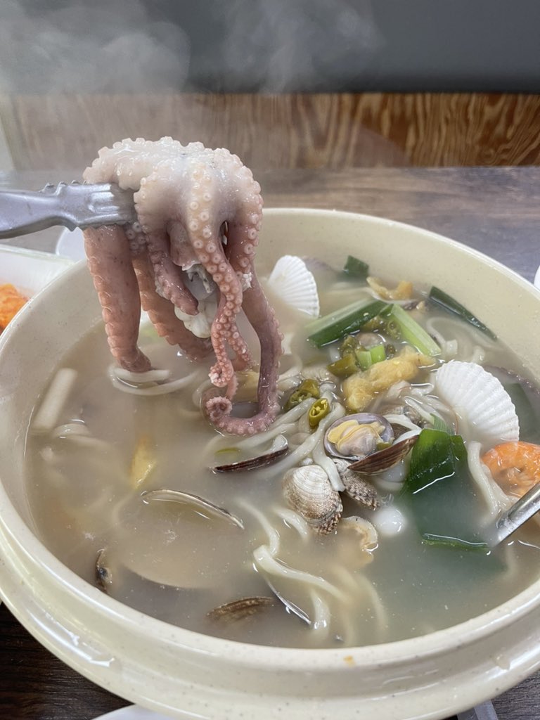 keepkeepon's tweet image. 인천 가서 바다인지 갯벌인지 보고 혼자 낙지 한마리 추가한 해물 칼국수도 먹고 왔다. 마시안해변이 일몰 구경으로 유명한데 야간 운전 자신없기에 후딱 출발. 왕복 네 시간 운전했더니 온몸이 아프다. 차도 첫 장거리에 힘들었겠어 ㅋㅋ 신호없는 삼거리에서 좌회전 할 때 꼭 멈췄다 살피고 가기!