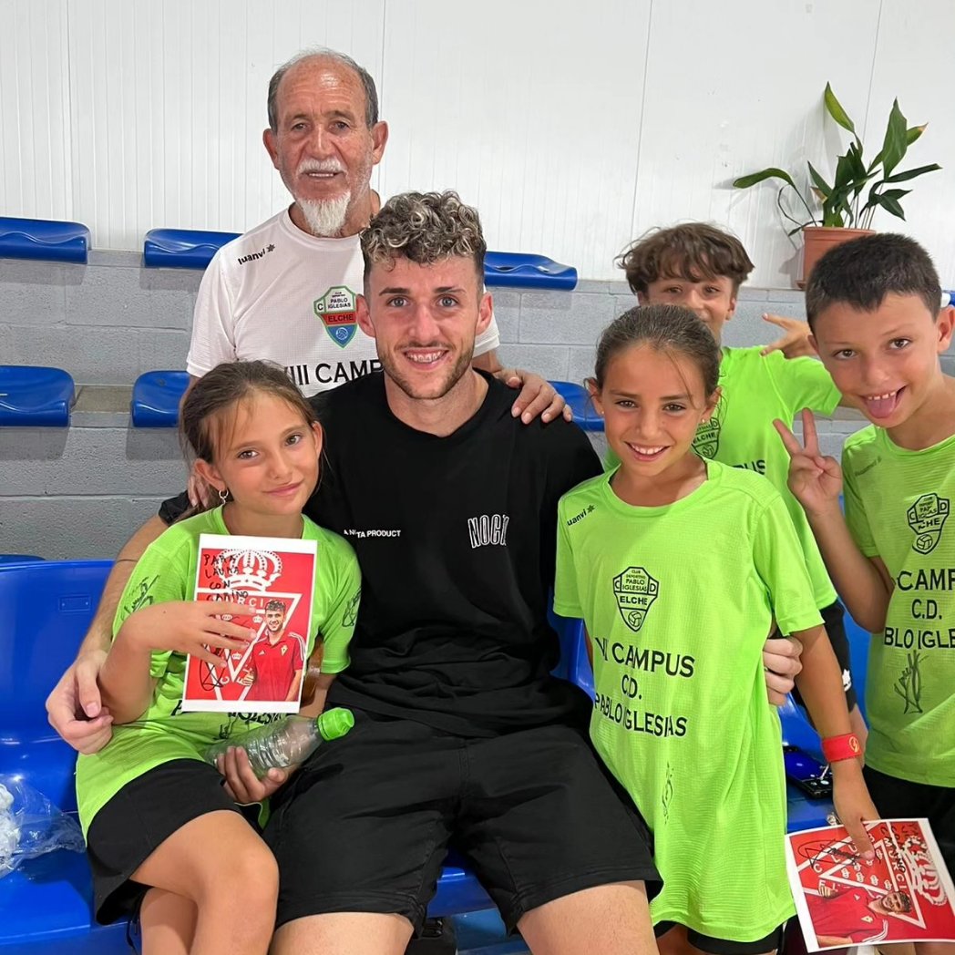 Hoy ha visitado el #campusdeverano #cdpabloiglesias <a href="/imanolalonso1/">❌VASKO❌</a>, jugador del Real Murcia CF, formado en nuestra cantera. 💚💙
Muchas gracias por tu tiempo, cercanía y consejos a los más pequeños. Hasta se ha echado un partidillo con ellos!! 🥰
Eres 🔝Vasko 🫶🏼