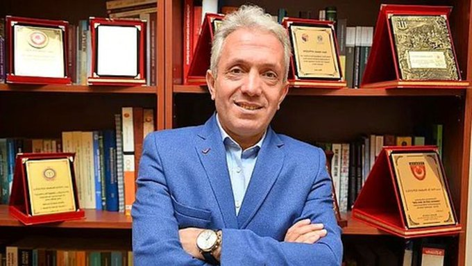 trhaber_com's tweet photo. Ebubekir Sofuoğlu:  

"Çocuklarınızı üniversite için başka şehirlere sakın göndermeyin, engel olamıyorsanız onlarla o şehre siz de yerleşin. Çoğunun ne giydiklerinden, ne yiyip içtiklerinden, kimlerle düşüp kalktıklarından haberiniz olmuyor." https://t.co/st7meDxsPL