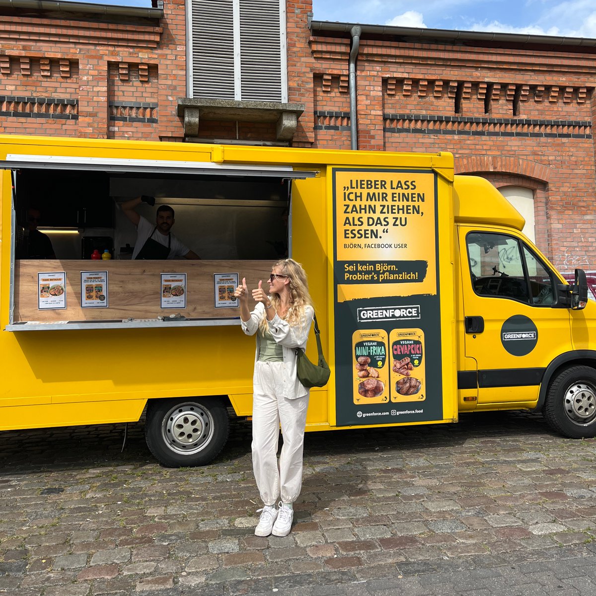GREENFORCE_FOOD's tweet image. Unser Erbsenexpress kommt nach #Leipzig 🥰 
Mit dabei: @klupatwins &amp;amp; der Bratensaucen Fan @NurHakon 😁

Am 29.07. ab 14:00 Uhr findet ihr uns hier:
REWE Barthel
Tarostr. 2
04103 Leipzig

Kommst Du vorbei? 😁
