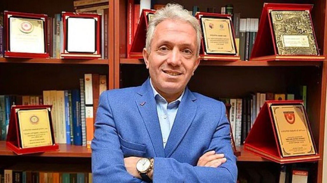 AkmanAkar4's tweet photo. 🗣 Ebubekir Sofuoğlu:

"Çocuklarınızı üniversite için başka şehirlere sakın göndermeyin, engel olamıyorsanız onlarla o şehre siz de yerleşin. Çoğunun ne giydiklerinden, ne yiyip içtiklerinden, kimlerle düşüp kalktıklarından haberiniz olmuyor. Çocuklarınızı dizinizin dibinden ayırmayın."