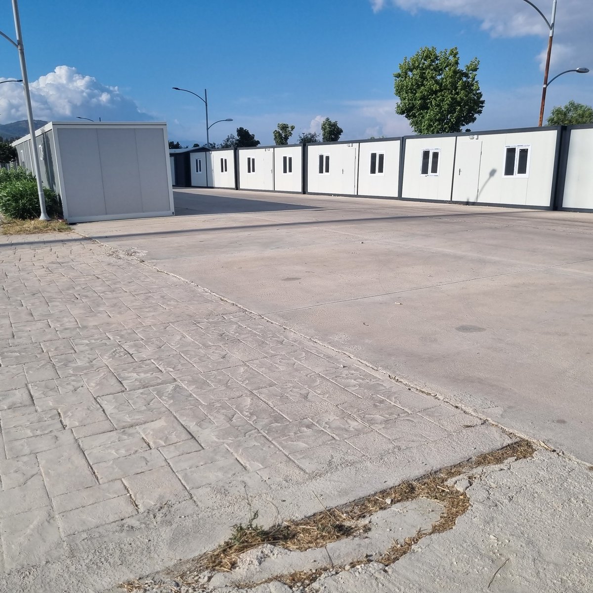 Antakya'da üniversite şehire göre kısmen iyi. Ancak merkezi yönetimin ilgisine ve desteğine muhtaç. Çalışanların, öğrencilerin barınma, çocuklar için ilk orta ve lise ihtiyacı mevcut. Hızlı adımlarla üniversite kısa sürede toparlanabilir, şehre umut olur. #HMKUYADESTEK