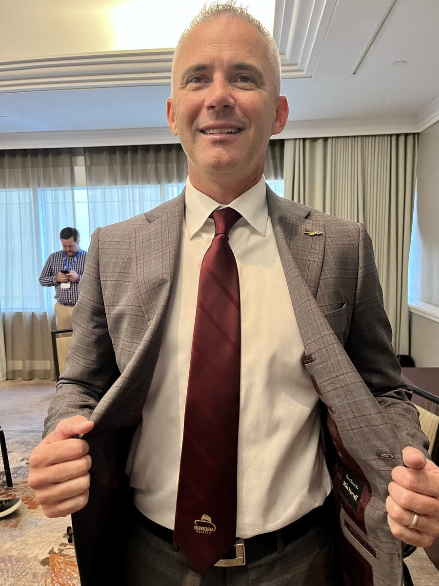 Warchant's tweet photo. Mike Norvell is wearing a Bobby Bowden tribute tie for ACC Kickoff.

Said the honor of coaching where Bowden coached is something that he thinks about all the time.

(We made him pose. That wasn’t his idea!) https://t.co/QX27lMB9bk