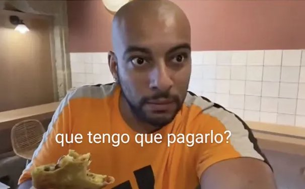 Memeelda's tweet photo. Cuando en el restaurante te ponen pan y ajo con tomate sin preguntar y luego te lo incluyen en la cuenta https://t.co/rnoLrZRENN