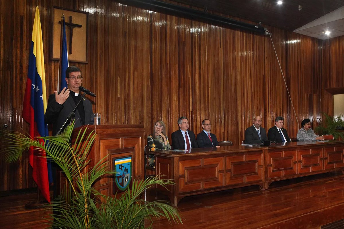 enlaucab's tweet photo. Padre Arturo Peraza juramentó a miembros del cuerpo rectoral:«Nada de esto es posible si no jugamos como equipo»

En el acto de toma de posesión destacó la importancia de tener una misma visión para «levantar la Venezuela que todos merecemos»

Lee más en📎 https://t.co/2Q7uzl9PEI https://t.co/P3YmONYmvm