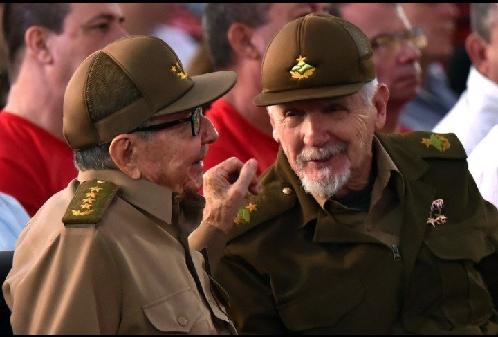 Con el mismo entusiasmo de hace 70 años, dos protagonistas del asalto al Moncada, #RaulCastro y <a href="/ValdesMenendez/">Ramiro Valdés Menéndez</a>  nos inspiran con su ejemplo a seguir defendiendo la Patria y la Revolución. #Cuba #ConTodosLaVictoria