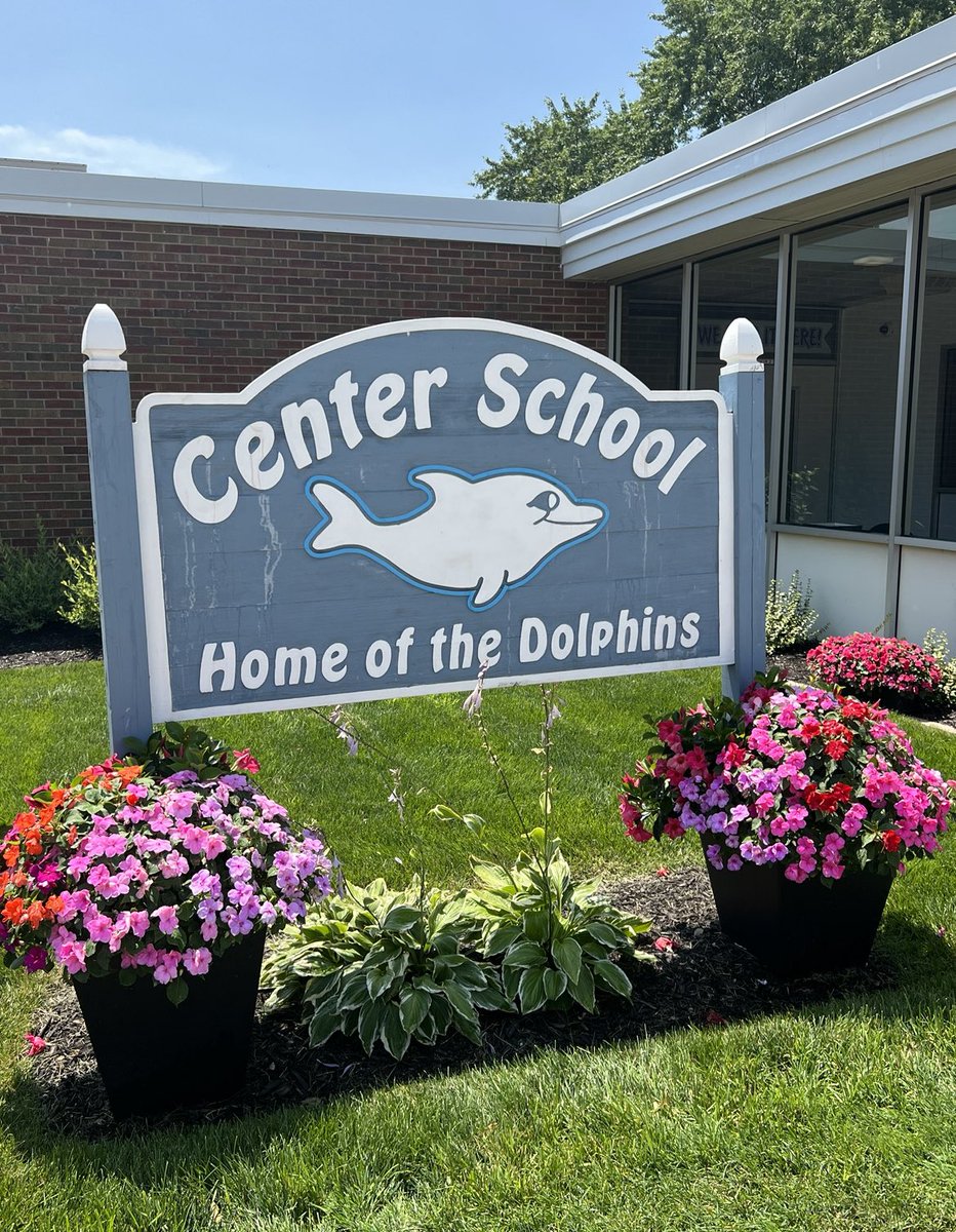 OrlandCenter's tweet photo. Things are in full bloom at Center School! Mr. Tom is working hard every day inside and out to have our beautiful school ready for students and staff! Thank you, Mr. Tom! #makeasplash #bethereason135 https://t.co/7VC2YpKQun